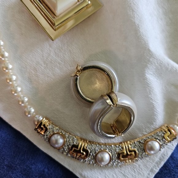 Vintage Ladies Costume Jewelry Set (Faux pearl) - Picture 7 of 8